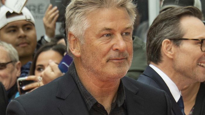 La historia de Alec Baldwin, el actor hollywoodense que mató por error a una mujer en el rodaje de una película