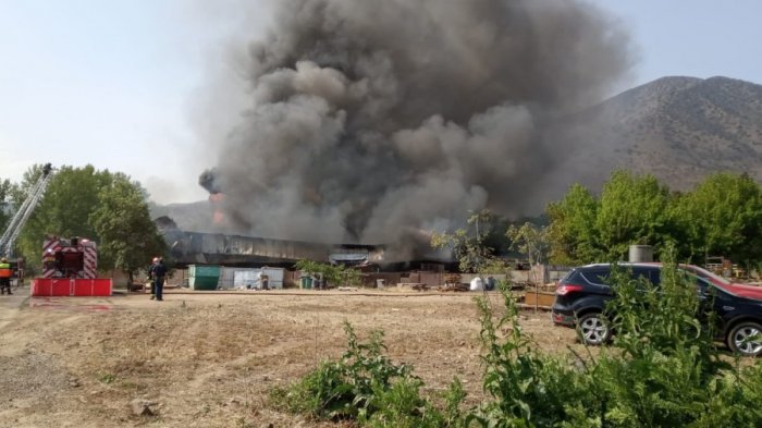 Incendio de fábrica en Huechuraba: Municipio pide a vecinos cerrar ventanas por nube tóxica