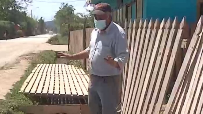 Chile a medias: Vecinos arreglan calles con su dinero