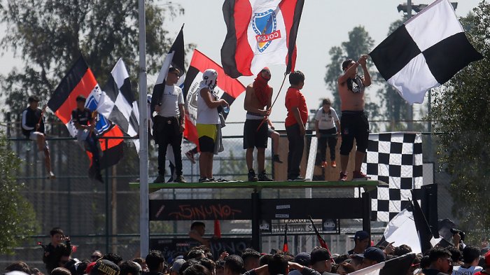 Arengazo en Macul: Hinchas de Colo Colo causaron desórdenes en la previa al clásico ante la UC