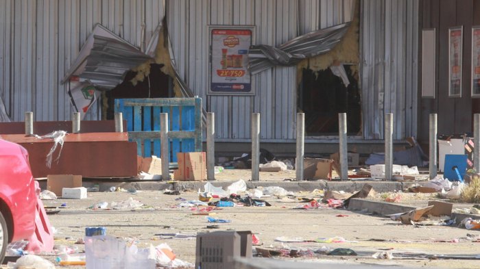 Fue saqueado en dos ocasiones: Cierran supermercado de Bajos de Mena y todos sus trabajadores son despedidos