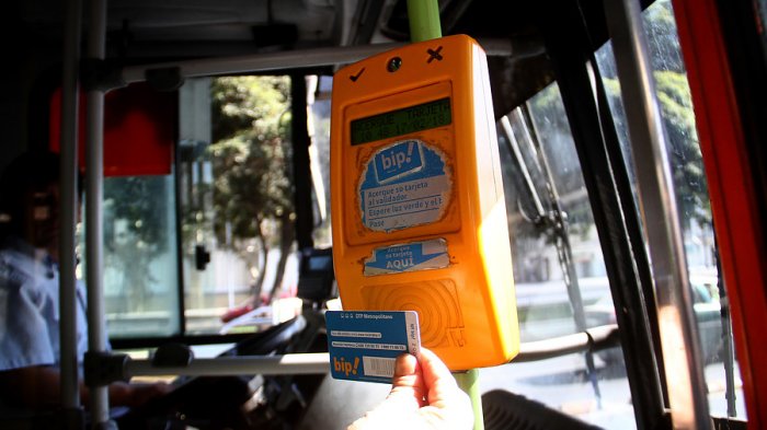 Presentan millonaria demanda contra Metro por caducar arbitrariamente tarjetas Bip!