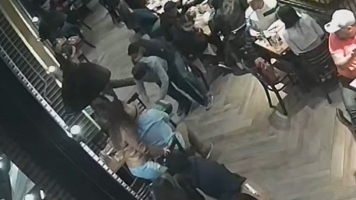 [VIDEO] Dueño de local en Bellavista salvó a clienta que se ahogaba gracias a maniobra de Heimlich