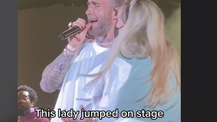 Adam Levine otra vez: Cuestionan reacción del cantante por abrazo de fan que subió al escenario durante concierto