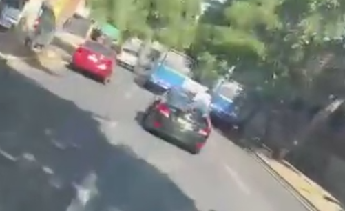 Taxista atropelló a manifestante y se fugó: Sujeto se subió en el techo del auto para seguirlo