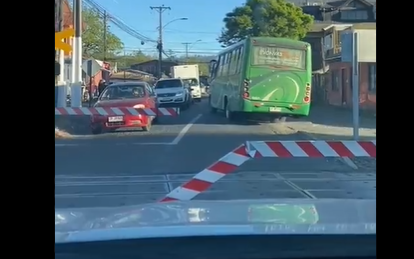 Captan bus rompiendo barrera en cruce ferroviario en Concepción: Empresa anunció acciones legales
