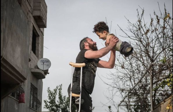 La dificultad de la vida: Foto galardonada que esconde una emocionante historia de resiliencia