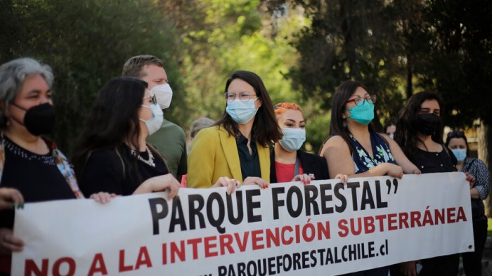 Alcaldesa de Santiago irá al Tribunal Ambiental para evitar que Línea 7 pase por el Parque Forestal