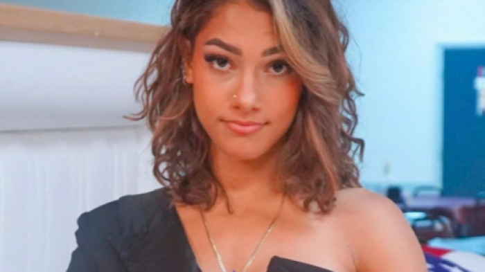 Influencer que posó frente a la tumba de su padre se defendió: 