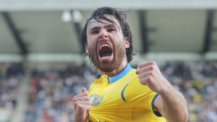 Finalmente entre sus manos: Ben Brereton fue reconocido en Inglaterra como el mejor jugador del mes y ganó un trofeo