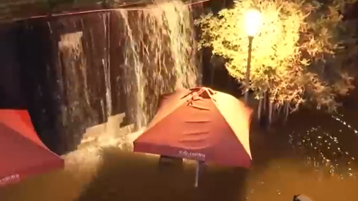 Rotura de matriz provoca inundación de locales en Subcentro de Escuela Militar