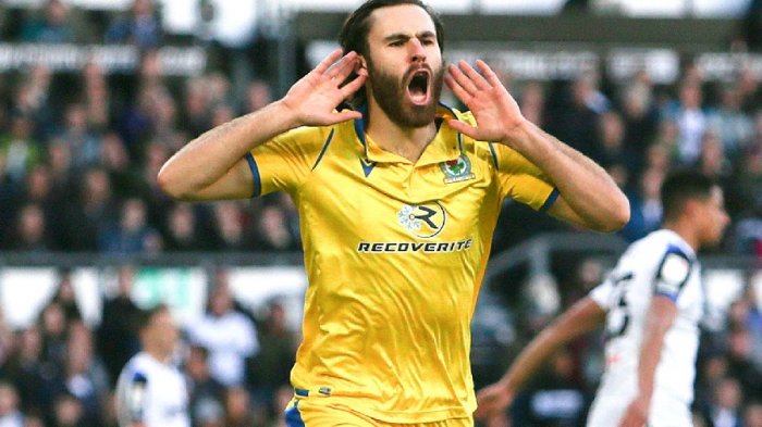 Ben Brereton se lució marcando un doblete en triunfo de Blackburn Rovers por la Championship