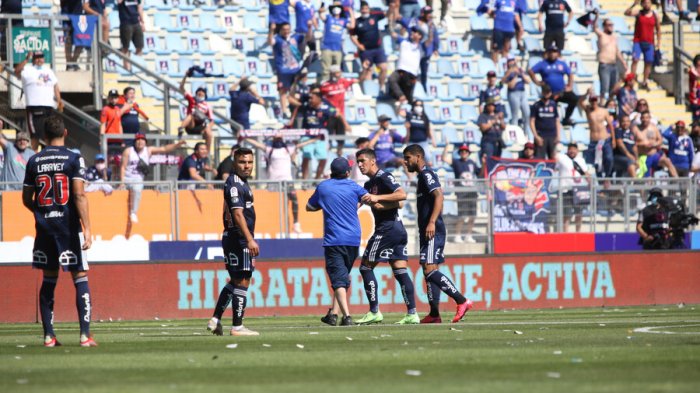 La U cayó ante Curicó y sumó una nueva derrota: Hinchas increparon a los jugadores tras el partido