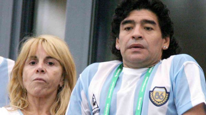 Los emotivos mensajes de la ex esposa e hijos de Maradona en su cumpleaños