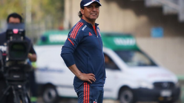 Tras nueva derrota: Esteban Valencia presentó su renuncia a la banca de Universidad de Chile