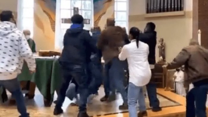 Hombre protagonizó masiva pelea en el altar de una iglesia: Sacerdote lo había regañado por no usar mascarilla