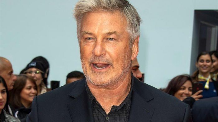 A dos semanas del suceso: Asistente que entregó pistola a Alec Baldwin dice estar 