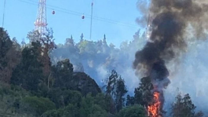 Incendio se registró en el Cerro San Cristóbal: Equipos de emergencia lograron controlarlo