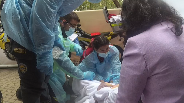 [VIDEO] Mujer dio a luz en plena calle de Providencia: Personal de salud y seguridad la asistieron