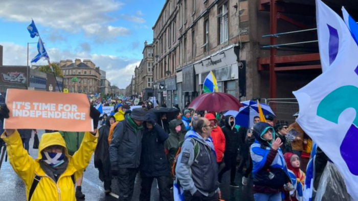 Multitudinaria marcha se registró en Glasgow para pedir justicia climática en medio de la COP26