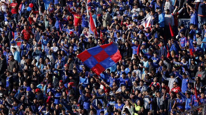 Hinchas de la U realizan masivo banderazo en el CDA de cara al clásico con la UC