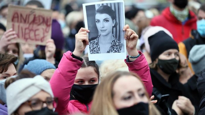 Muerte de mujer con embarazo inviable a la que se le negó el aborto generó protestas en Polonia