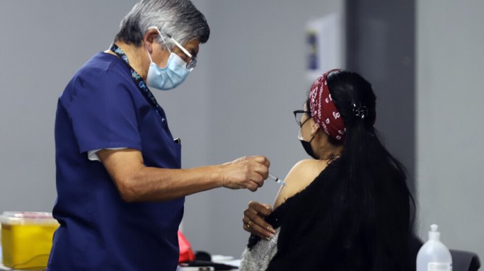 Calendario de vacunación: Rezagados mayores de 50 años tendrán jornada exclusiva para dosis de refuerzo