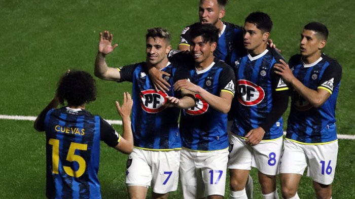 Huachipato gana partido clave y deja a la U a tres puntos del descenso directo