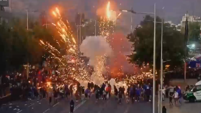 Iniciaron investigación: Banderazo de hinchas de la U terminó con dos heridos tras explosión de pirotecnia