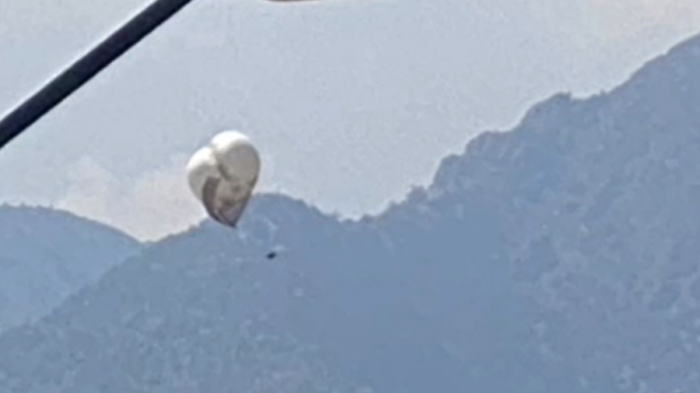 Globo de televigilancia de Lo Barnechea se desancló y terminó volando por la RM: Su valor supera los $280 millones