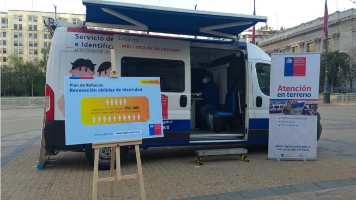 Atención en terreno y más oficinas: El plan de refuerzo en el Registro Civil para renovar las cédulas de identidad