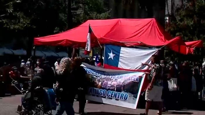 Vendedores ambulantes protestan frente a la Municipalidad de Santiago exigiendo permisos