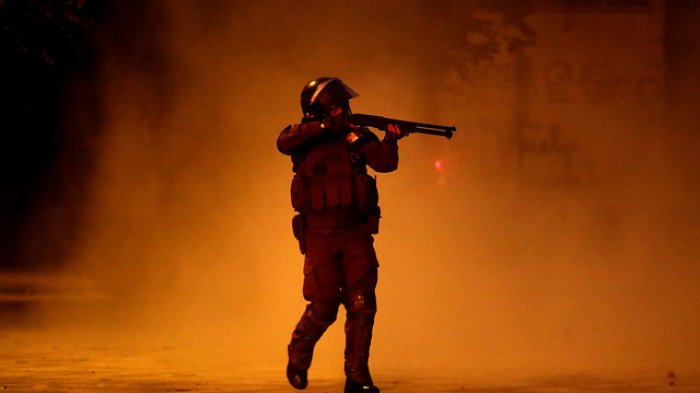 Formalizan a carabinero acusado de dejar ciego a niño tras disparo: Quedó con arresto domiciliario y arraigo nacional