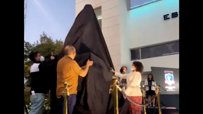 Colo Colo develó la estatua de Chamaco Valdés: 