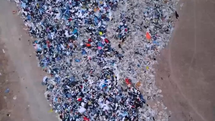 Impactantes cementerios de ropa usada en pleno desierto de Atacama: ¿Cómo llega ahí?