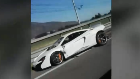 Hombre lucha por su vida: Colectivero fue chocado por auto de lujo a más de 200 km/h