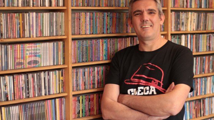 De la música a la política: Sebastián Milos, el candidato por el D10 que propone dignificar la cultura y gratuidad en el transporte