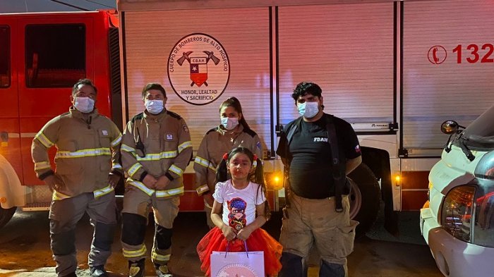 Están en todas: Bomberos de Alto Hospicio llegaron a cumpleaños de niña a la que le fallaron todos sus invitados