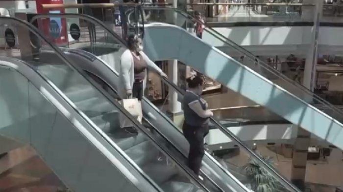Niña cayó de escalera en segundo piso de mall en La Florida: Fiscalía investiga el caso