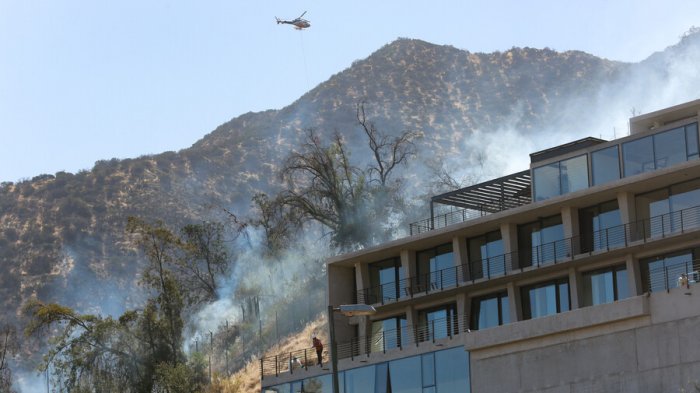 Incendio se registra en el cerro Manquehue y amenaza con propagarse a viviendas
