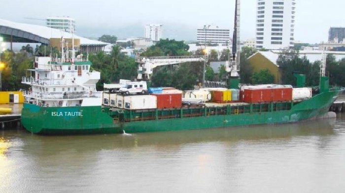 Alerta por buque salmonero varado en Reserva Nacional Kawésqar: Hay peligro de derrame de 40 mil litros de petróleo