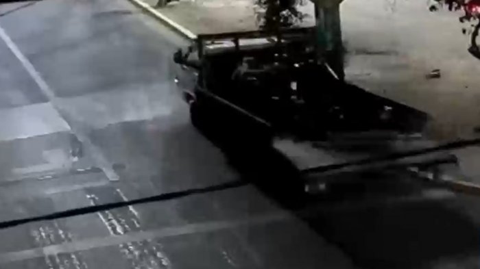 Banda roba motos y las carga en un camión en cosa de minutos