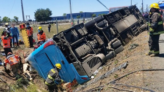 Volcamiento de bus deja dos fallecidos en la Ruta 5 cerca de Chillán