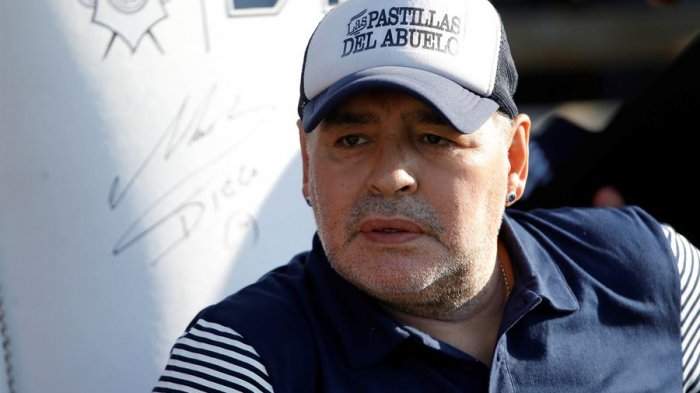 Periodista afirma que Maradona fue enterrado sin su corazón debido a que barras bravas lo querían extraer