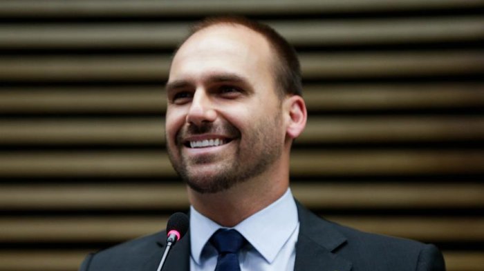 Hijo de Bolsonaro celebra el avance de Kast a segunda vuelta: 