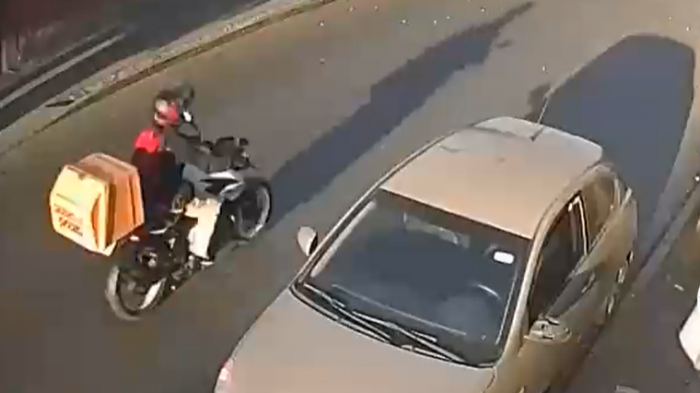 Las persiguió en moto de repartidor: Prestó ayuda a dos adolescentes que luego le robaron su auto