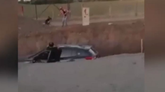 Conductor atropella a mujer y se da a la fuga: Termina chocando y cayendo a una zanja