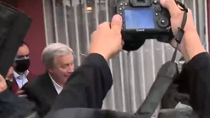 Vecinos de Lo Espejo protestan contra José Antonio Kast durante actividad de campaña