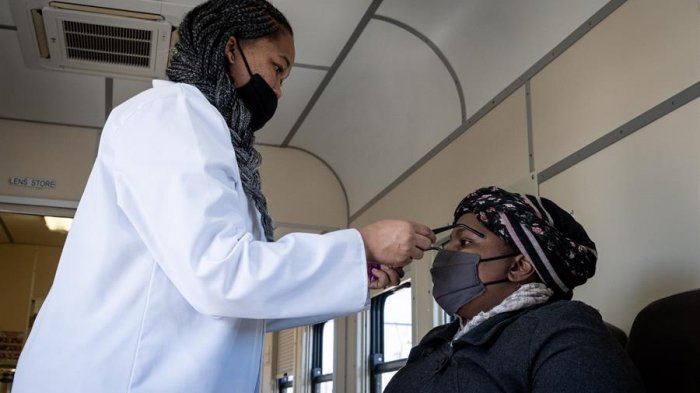 Sudáfrica detecta nueva variante del COVID-19: Científicos afirman que tiene múltiples mutaciones