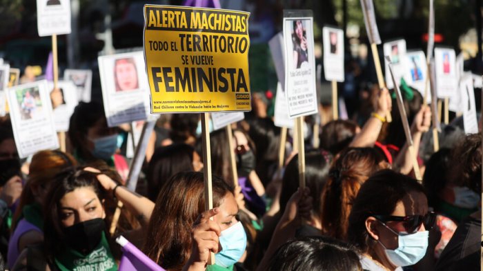 Masiva concurrencia a marcha en Plaza Baquedano por el Día de la Eliminación de la Violencia Contra la Mujer